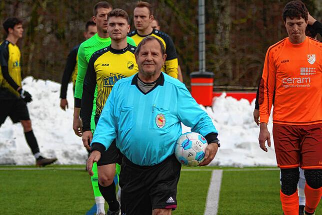Unverwüstlich: Kurt Schneeberger im November vor dem Anpfiff des Spiels des SV Eschbach gegen den SV Nöggenschwiel.