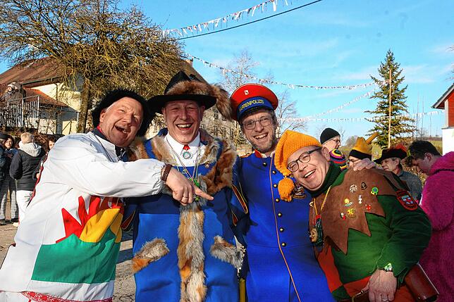 Bild 19: Weitere Bilder vom Stellen des Jubiläumsbaums durch die Froschzeller Holzer