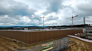 Hinter Zaun und Mauer tut sich etwas: Die Rohbauphase ist fast beendet.