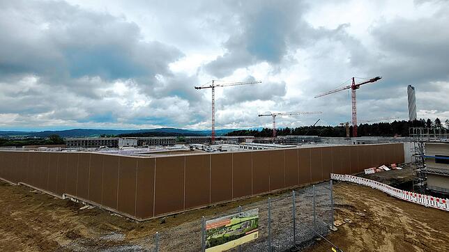 Hinter Zaun und Mauer tut sich etwas: Die Rohbauphase ist fast beendet.