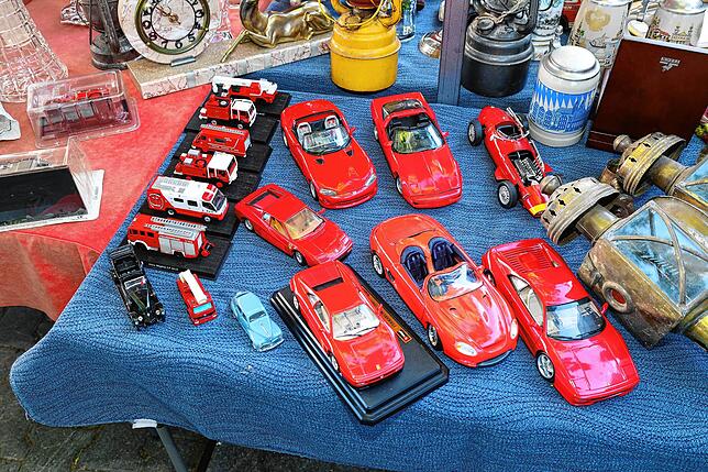 Bild 24: Mega Flohmarkt in Konstanz und Kreuzlingen: die ersten Besucher schlendern über die Verkaufsflächen
