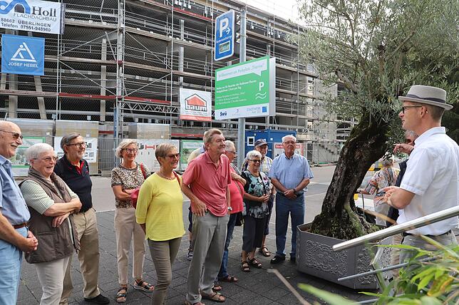 Stefan Hilser, Leiter der Lokalredaktion Überlingen, begrüßte die Gäste. Im Hintergrund das entstehende neue Therme-Parkhaus, das ab ...
