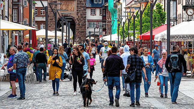 Die Menschen genießen die neuen Freiheiten, die seit vergangenem Freitag gelten. Jetzt bleibt die bange Frage: Sinken die Inzidenzahlen ...