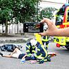 Helfer der Feuerwehr Konstanz bei der Erstversorgung eines Unfallopfers (Symbolfoto),