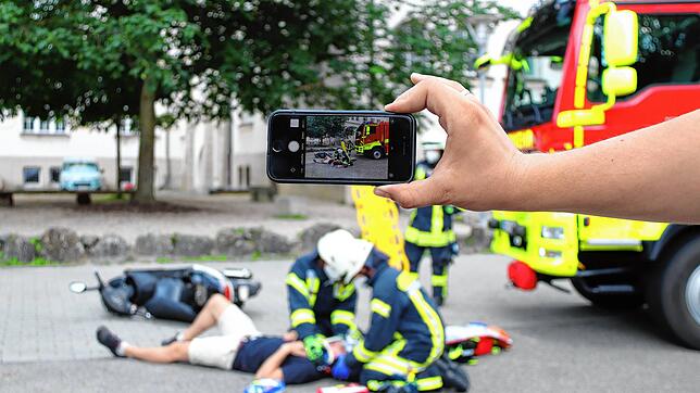 Helfer der Feuerwehr Konstanz bei der Erstversorgung eines Unfallopfers (Symbolfoto),