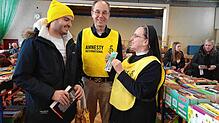 Jeremy Mano von Amnesty International in Karlsruhe hat den Bücherflohmarkt besucht und zur Freude von AI-Sprecher Wolfgang Semmt und ...