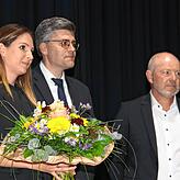 Blumen gabs für die Partnerin von Rainer Stoll (rechts), Carmen Dieterle. Landrat Martin Kistler gehörte zu den ersten Gratulanten.