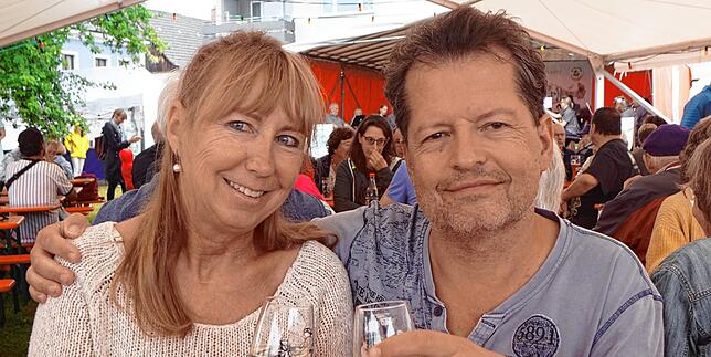 Regina und Oliver Schwarzer trotzen mit Wein dem Regenwetter am Sonntag.