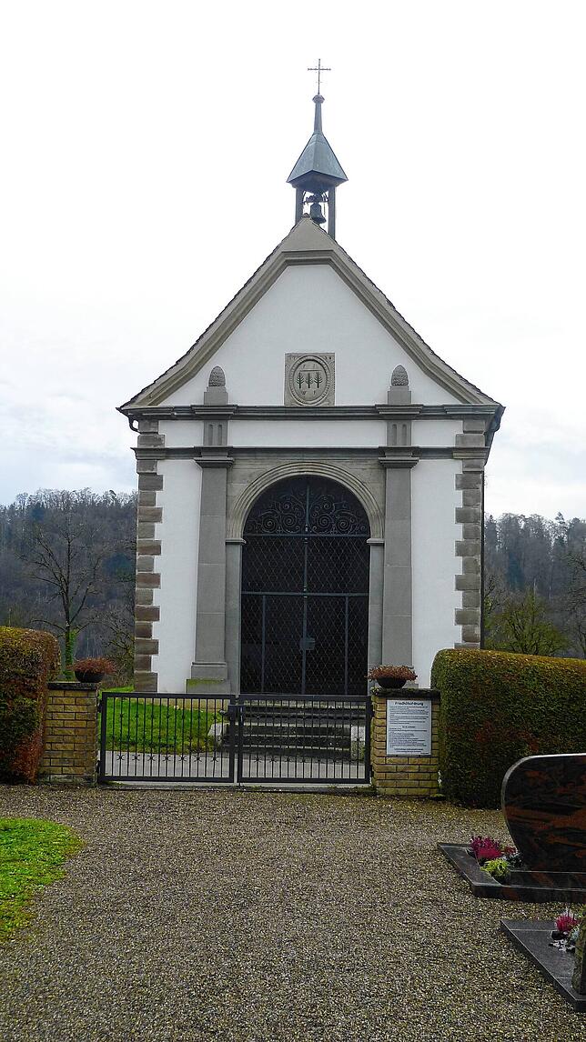Die Eberfinger Kapelle beim Friedhof ist wegen ihres Barockgitters und der holzgeschnitzten Kreuzigungsgruppe ein Besuch wert.