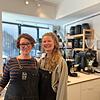 Sie kennen sich mit Kaffeepreisen und -anbau aus: „Kabo“-Shopmanagerin Vanessa Megerle (links) und Barista Wanda Schumacher.