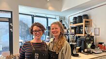 Sie kennen sich mit Kaffeepreisen und -anbau aus: „Kabo“-Shopmanagerin Vanessa Megerle (links) und Barista Wanda Schumacher.