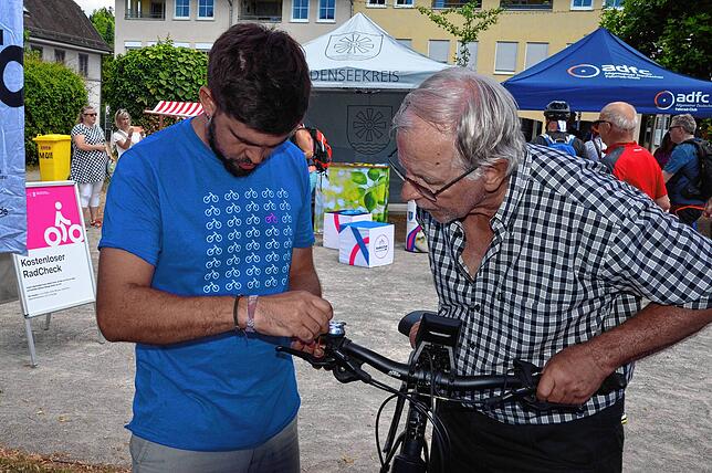 Leander Hupenthal (links) stellt die Bremsen an Gerd Hübners E-Bike nach.