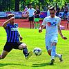 Kaum zu bremsen: Bruno Golic (rechts, gegen Marcel Leitner) wirbelte beim 4:1-Sieg des FC Erzingen bei der SG FC Wehr-Brennet nach Lust ...