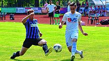Kaum zu bremsen: Bruno Golic (rechts, gegen Marcel Leitner) wirbelte beim 4:1-Sieg des FC Erzingen bei der SG FC Wehr-Brennet nach Lust ...