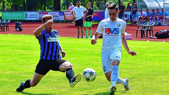 Kaum zu bremsen: Bruno Golic (rechts, gegen Marcel Leitner) wirbelte beim 4:1-Sieg des FC Erzingen bei der SG FC Wehr-Brennet nach Lust ...