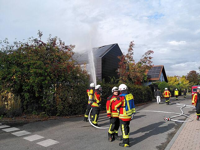 Beim Brand einer Photovoltaikanlage in Wahlwies waren vergangene Woche 35 Einsatzkräfte der Feuerwehren aus Wahlwies und Espasingen vor Ort.