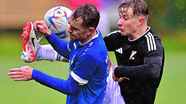 Hoch das Bein: Zur Sache ging es zwischen dem SV 08 Laufenburg und dem FC Waldkirch. Hier versucht der Laufenburger Daniel Langendorf ...