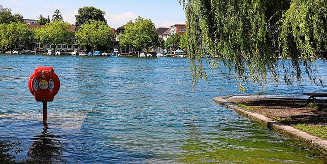 (Archivbild) Ein Wasserzugang im Herosé-Park an der Fahrradbrücke in Konstanz. Hier trat das Wasser aus dem Seerhein über das Ufer.