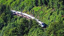 Eine ICE auf der Schwarzwaldbahn-Strecke bei Hornberg. Diese Route soll auch der ICE zwischen Konstanz und Köln nehmen.