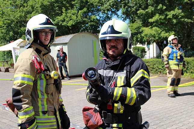 Volle Konzentration von dem Löschangriffstrupp. Gerade wird von der Feuerwehr Waldshut-Tiengen die Personenrettung für das bronzene ...