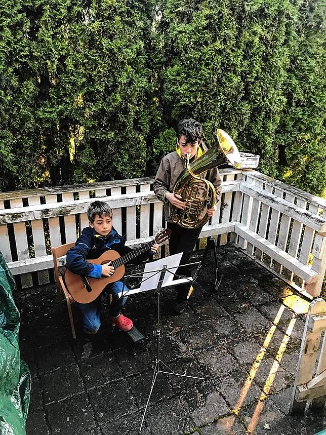 Martin (am Baritonhorn) und Timo Husseck an der Gitarre spielen am Sonntag Beethoven. Bild: Familie Husseck