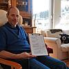 Klaus Maier mit der neuen Speisekarte im umgestalteten Schlossbergstüble. Das meiste ist fertig, jetzt wartet er darauf, anfangen zu dürfen.