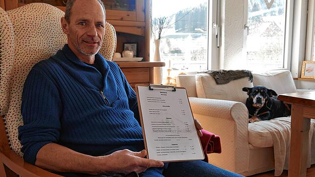 Klaus Maier mit der neuen Speisekarte im umgestalteten Schlossbergstüble. Das meiste ist fertig, jetzt wartet er darauf, anfangen zu dürfen.