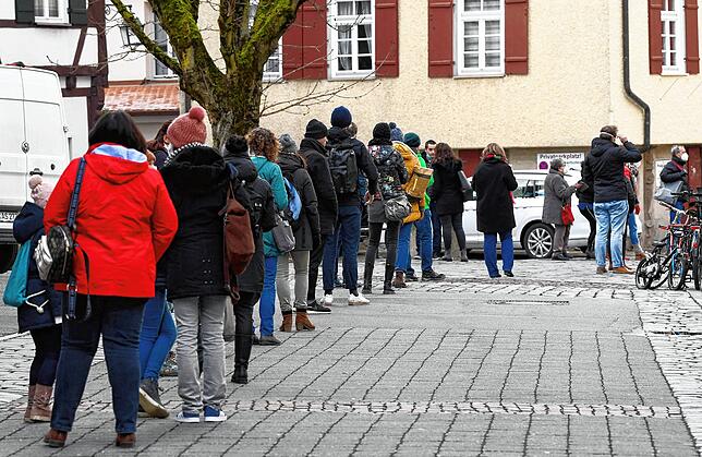 Tübinger stehen für einen kostenlosen Schnelltest an einer der neuen Teststationen Schlange.