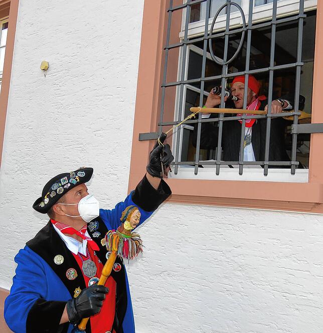 Durchs Fenster übergibt Ortsvorsteher Christoph Moriz die Schlüssel an Vizezunftmeister Jo Klein.