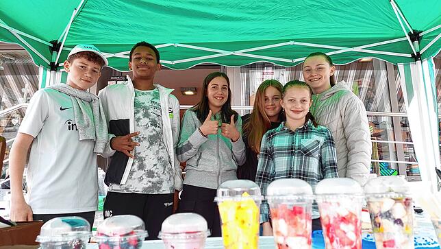 &bdquo;Gesund und fit&ldquo; lautete das Motto am Sonntag und entsprechend gestaltete die Klasse 7a des Staufer-Gymnasiums ihr Angebot. ...
