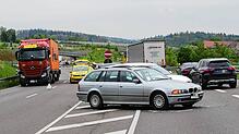 Auf der B31 bei Überlingen, Höhe Andelshofen, sind am Freitagmorgen zwei Autos kollidiert. Nach Angaben der Polizei wurden dabei zwei ...