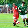 Marco Rohrer (links) vom FC Pfaffenweiler im Duell mit dem Bräunlinger Fabian Wehinger. Während sich Rohrer mit seinen Teamkollegen ...