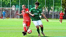 Marco Rohrer (links) vom FC Pfaffenweiler im Duell mit dem Bräunlinger Fabian Wehinger. Während sich Rohrer mit seinen Teamkollegen ...