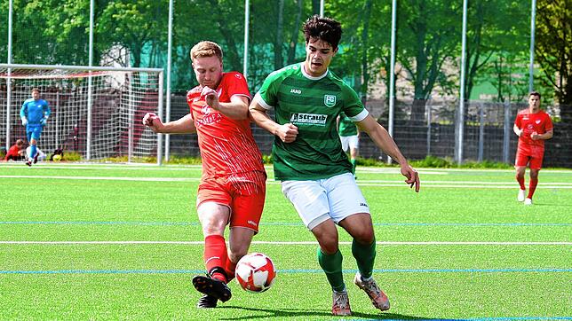 Marco Rohrer (links) vom FC Pfaffenweiler im Duell mit dem Bräunlinger Fabian Wehinger. Während sich Rohrer mit seinen Teamkollegen ...
