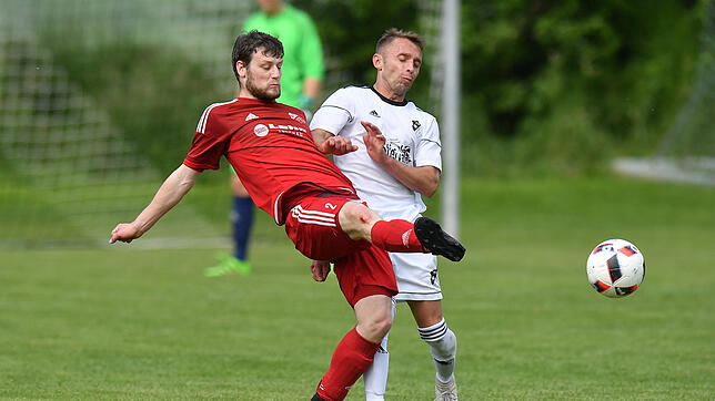 Abgeblockt: Marc Steinebrunner (links) erkämpfte sich mit dem FC Schönau ein 1:1 beim FC Wittlingen, der einzig durch den scheidenden ...