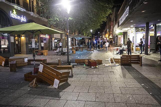 Randale und Plünderungen in Stuttgart Tische und Bänke liegen auf dem Pflaster in der Stuttgarter Innenstadt. Es sind die Spuren der nächtlichen Randalen in der Landeshauptstadt.