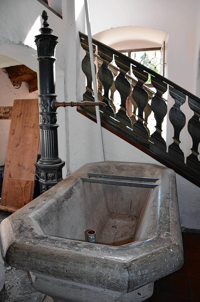 Im Marstall waren die Sattelmeister und Pferdeknechte zu Hause. Über den Laufbrunnen wurden sie mit Wasser versorgt. Hier ist ein ...