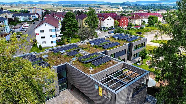 Auf dem Kindergarten am Buchberg produziert eine Photovoltaikanlage Strom. Es ist derzeit die größte, stadteigene Anlage.