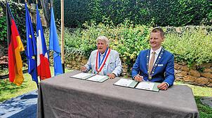 Beim Besuch der Radolfzeller 2024 in Istres unterzeichneten Bürgermeister François Bernardini und Oberbürgermeister Simon Gröger erneut ...