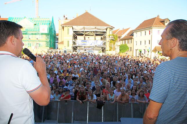 Veranstalter Jens Neumann und Dieter Bös von „Kultur Team Markdorf UG“ stehen auf der Bühne und heißen die Besucher willkommen.