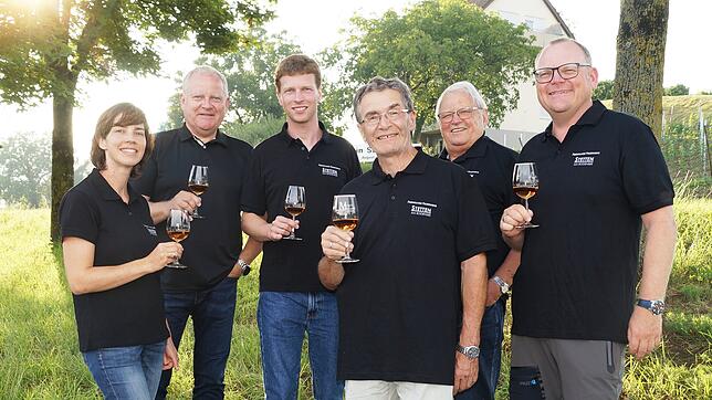 Die Organisatoren laden zum Weinfest auf den Goesbichl am 23./24.&nbsp;August ein. Von links: Christina Mayr, Bürgermeister Daniel Heß, ...