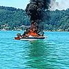 Ein Sportboot ist am Sonntagmittag auf dem Bodensee vor Bodman-Ludwigshafen vollständig ausgebrannt.