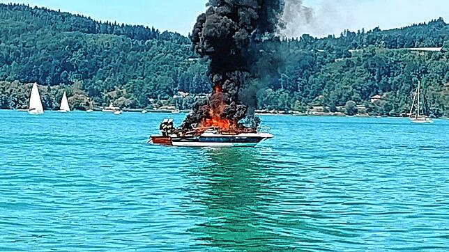 Ein Sportboot ist am Sonntagmittag auf dem Bodensee vor Bodman-Ludwigshafen vollständig ausgebrannt.