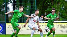 Die Donaueschinger Aaron Mößner (links) und Ivan Kryvytskyi versuchen gemeinsam, dass der Villinger Dominik Emminger nicht an den Ball ...