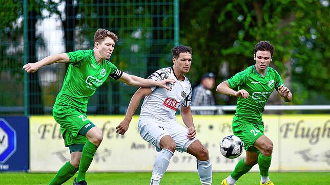 Die Donaueschinger Aaron Mößner (links) und Ivan Kryvytskyi versuchen gemeinsam, dass der Villinger Dominik Emminger nicht an den Ball ...
