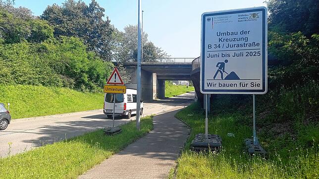 Ein Schild an der Jurastraße weist auf die Bauarbeiten hin, in deren Verlauf auch an der Jurastraße ein Geh- und Radweg errichtet wird.
