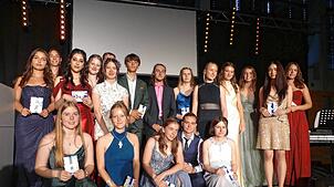 Diese Abiturienten bekamen beim Abiball des Klettgau-Gymnasiums einen Preis für einen Notendurchschnitt von 1,5 und besser.