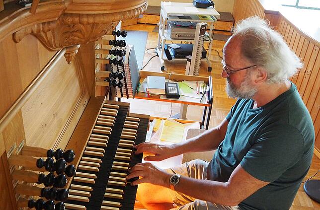 Klaus Geiger an der Orgel in Hausen vor Wald, bei deren Bau Johann Andreas Silbermann nachgeeifert wurde.