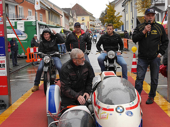 Klaus De Monte (hier mit Mikro) und sein Team vom Oldtimermuseum Engen stellten ein BMW-Renngespann Baujahr 1974 vor. ...