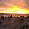 Noch einmal einen Sonnenuntergang über dem Meer erleben &ndash; wie hier am Timmendorfer Strand. Die letzten Wünsche von Todkranken sind ...